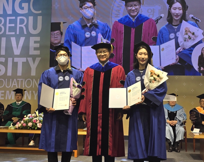 2024년 스타벅스 파트너 성적 우수상 수상자들이 기념 촬영을 하고 있다. (왼쪽부터) 스타벅스 이명재 파트너, 한양사이버대학교 총장 이기정, 스타벅스 송윤주 파트너. (사진=스타벅스 코리아 제공)
