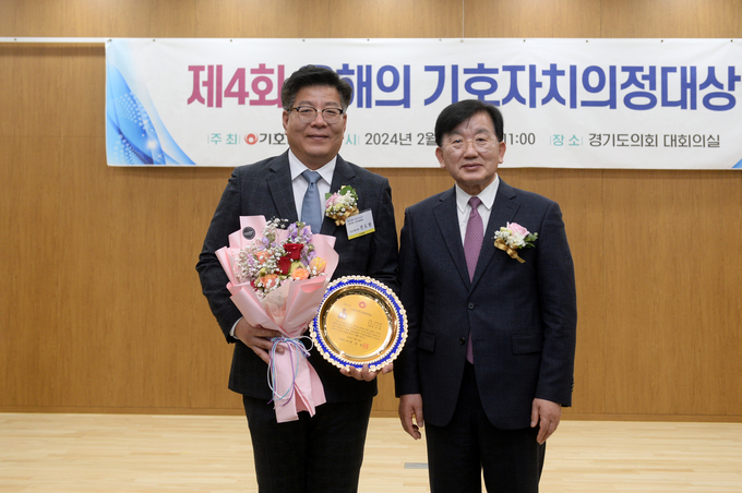 오산시의회 전도현 의원이 ‘기호자치의정대상 ’에서 공약이행 부문 대상을 수상하고 있다. (사진=오산시의회 제공)