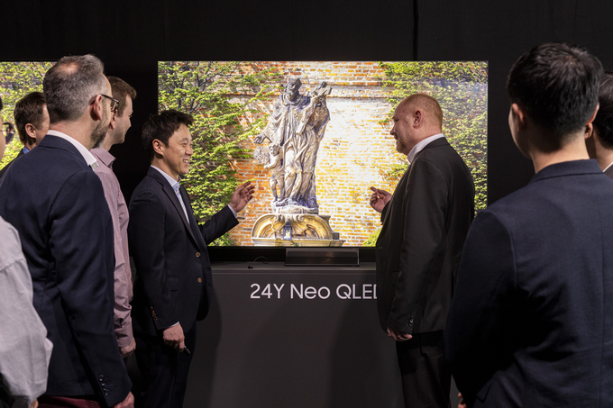 독일 프랑크푸르트 '2024 유럽 테크세미나'에서 참석자들이 삼성전자의 2024년형 Neo QLED 8K 신제품을 살펴보고 있는 모습. (사진=삼성전자 제공)
