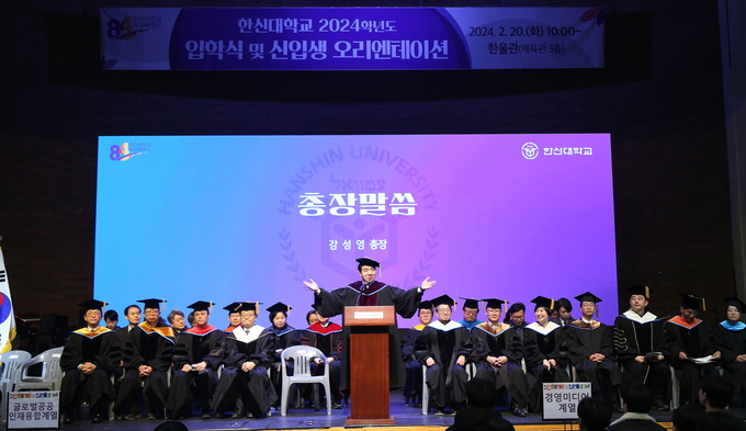 한신대 강성영 총장이 신입생들을 두 팔 벌려 환영하고 있다.(사진=한신대학교 제공)
