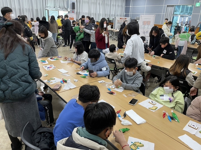  3.1절 특별기획전을 준비에 청소년들이 참여 하고 있다. (사진=김포시청소년재단 제공) 