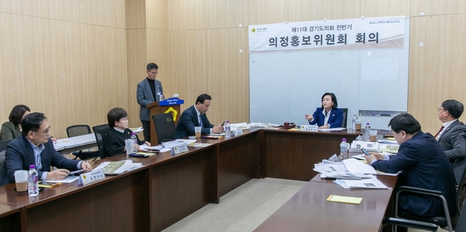 지난 19일 경기도의회에서 도의회 의정홍보위원회 정윤경(민주·군포1) 위원장과 소속 위원 등이 소식지 ‘경기도의회’ 제작안 심의를 하고 있다. (사진=경기도의회 제공)