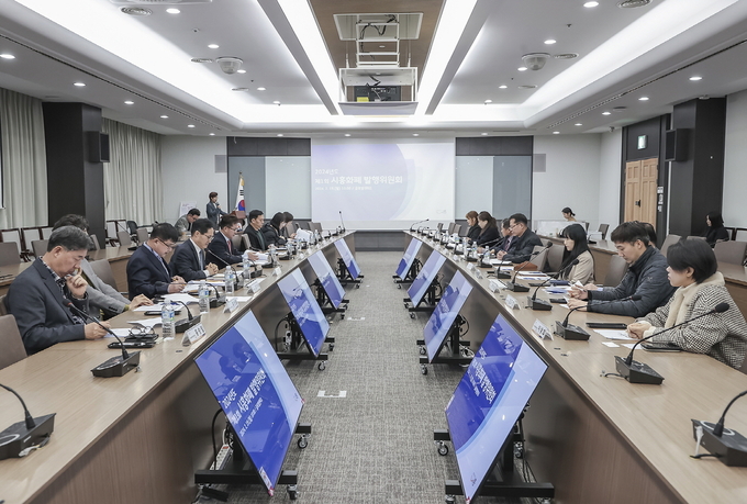 시흥시가 지난 19일 시청 글로벌센터에서 ‘2024년 제1회 시흥화폐 시루 발행위원회’를 개최했다. (사진=시흥시 제공)