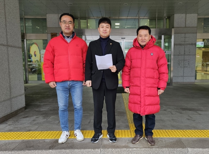유영일 경기도의원 등이 21일 안양시청 앞에서 국민의힘 심재철 예비후보 지지선언 기자회견을 하고 있다.(왼쪽부터 강익수 안양시의원, 유영일 경기도의원, 음경택 안양시의회 부의장). (사진=송경식 기자)
