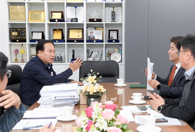 지난해 5월 이권재 오산시장, 한강유역청장 면담 모습. (사진=오산시 제공)