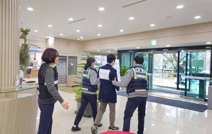 과천시 공무원들이 ‘민원실 내 특이민원 발생에 대비한 모의훈련’을 하고 있다. (사진=과천시 제공)