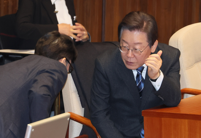 더불어민주당 이재명 대표(오른쪽)와 홍익표 원내대표가 21일 오전 10시 열린 국회 본회의 교섭단체 연설에 참석해 대화하고 있다. (사진=연합뉴스)