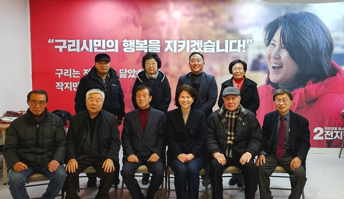 국민의힘 전지현 구리시 예비후보가 21일 자신의 선거사무실에서 지역 선배 정치인들과 차담회를 갖고 기념촬영을 하고 있다.(사진=전 예비후보 측 제공)