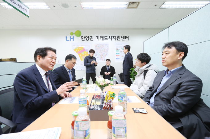 최대호 안양시장(왼쪽 첫 번째)이 LH 미래도시지원센터를 방문해 이상주 국토부 국토도시실장(오른쪽 첫 번째)과 면담하고 있다.(사진=안양시 제공)
