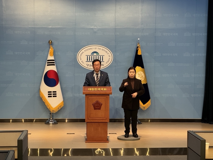 민주당 김한정 국회의원이 21일 국회에서 당 공관위 현역 의원 평가에 대한 입장문을 발표하고 있다.(사진=김 한정 의원실 제공)