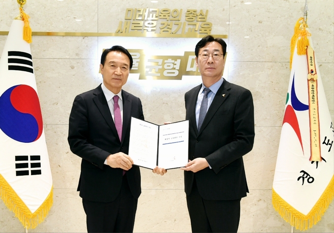정명근 화성시장은 21일 임태희 경기도교육감과 면담하고 동탄·향남 등 신도시 과밀학급 문제와 최근 문제가 되는 능동지구 원거리 통학 문제 해소를 위한 건의문을 전달했다. (사진=화성시 제공)
