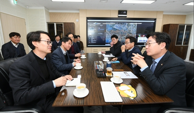 정명근 화성시장이 강오순 한국토지주택공사 경기남부지역본부장을 만나 동탄권역 학교 용지 추가 확보를 건의하고 있다. (사진=화성시 시 제공)