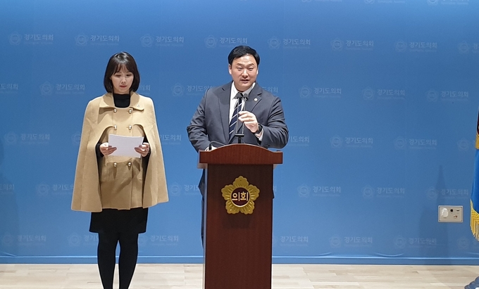 21일 경기도의회 브리핑룸에서 열린 기자회견에서 고준호(국힘·파주1·오른쪽) 경기도의회 의원이 발언을 하고 있다. (사진=나규항 기자)