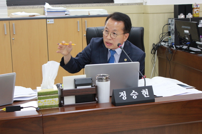 21일 진행된 경기도 기획조정실 업무보고에서 기회재정위원회 소속 정승현(민주·안산4) 도의원이 발언하고 있다. (사진= 경기도의회 제공)