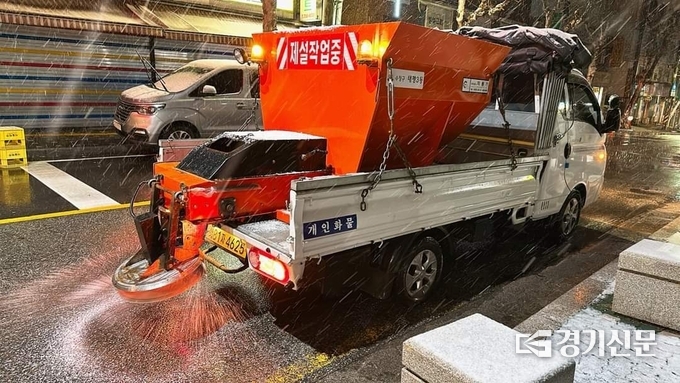 제설차량을 투입해 제설작업을 진행중이다. (사진=성남시 제공)