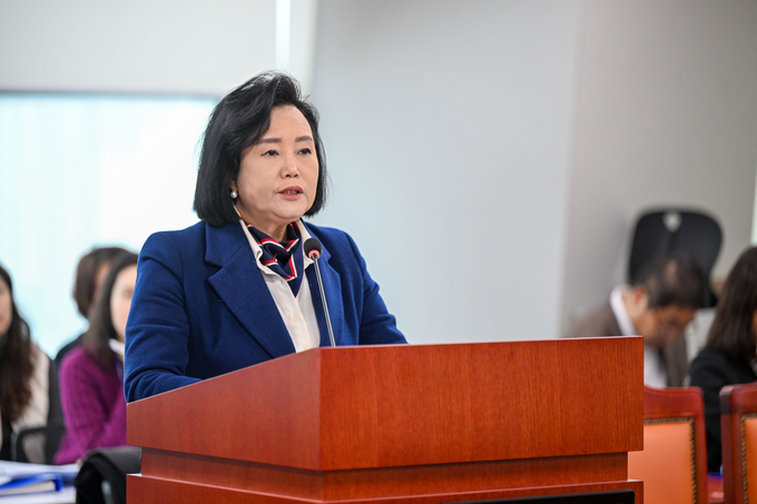 22일 경기도의회 여성가족평생교육위원회에서 정윤경(민주·군포1) 경기도의원이 ‘경기도 가사 스트레스 해소 지원 조례 일부개정조례안’의 제안설명을 하고 있다. (사진=경기도의회 제공)