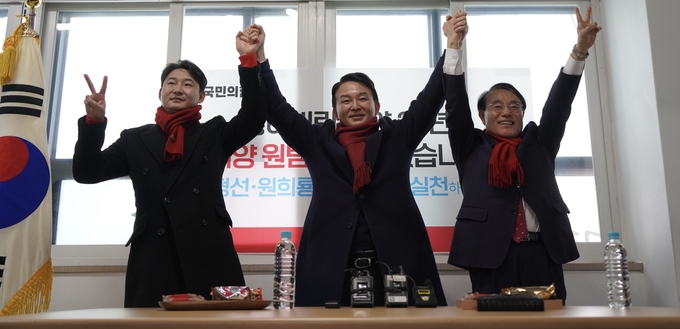 22일 오전 인천 계양구 계산동 원희룡 예비후보 선거사무소에서 열린 '윤형선·원희룡, 계양원팀 출발 기자회견'에서 포즈를 취하고 있는 원희룡 예비후보(중간), 이천수 후원회장(왼쪽), 윤형선 예비후보(오른쪽). ( 사진 = 김주헌 기자 )