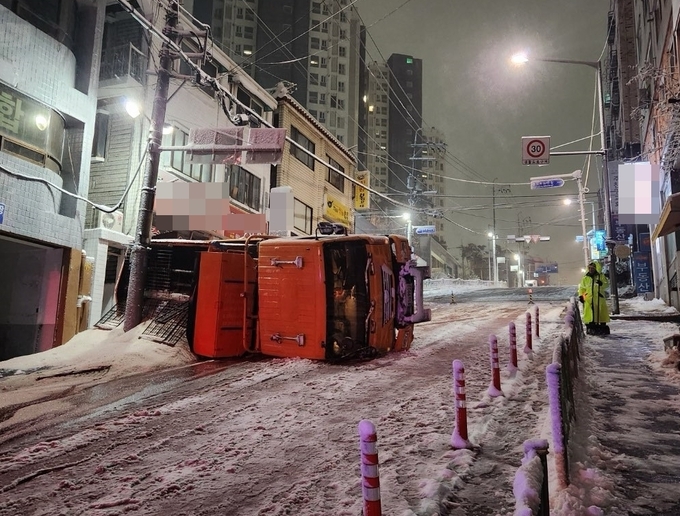  부천에서 제설 작업 중이던 제설 차량이 전도한 모습. (사진=부천시 제공)
