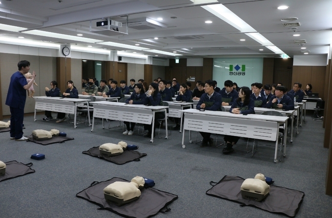 한신공영 잠원동 사옥 대회의실에서 회사 임직원들을 대상으로 재난대응교육이 진행되고 있다. (사진=한신공영 제공)