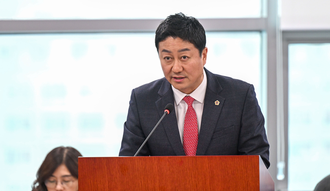 22일 경기도의회 여성가족평생교육위원회에서 김진경(민주·시흥3) 경기도의원이 ‘경기도 여성폭력방지 및 피해자 보호·지원에 관한 조례 일부개정조례안’의 제안설명을 하고 있다. (사진=경기도의회 제공)