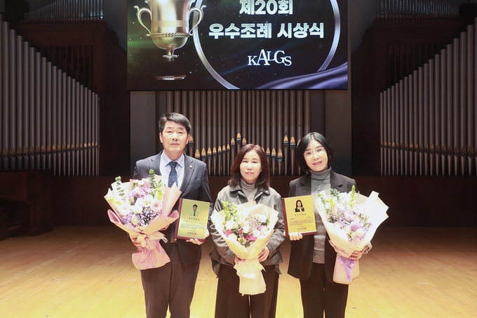 한국지방 자치학회 우수조례 수상자와 김경희 의장(왼쪽부터 배정수의원, 김경희 의장, 조오순 위원장). (사진=화성시의회 제공)