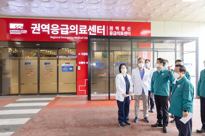23일 오후 오병권 경기도 행정1부지사 등 관계자들이 순천향대학교 부천병원 현장을 방문해 비상진료대책점검을 하고 있다. (사진=경기도 제공)