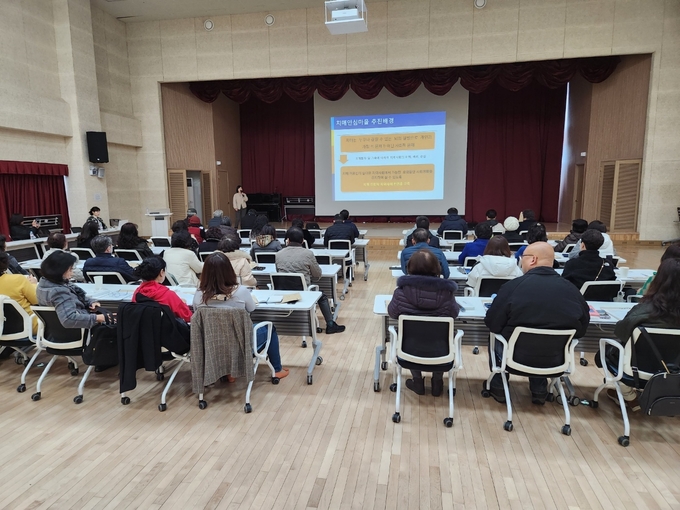 시흥시 목감동 행정복지센터에는 지난 22일 치매안심마을 사업 시작을 알리는 사업설명회가 열렸다. 설명회에는 주민과 통장단 약 60명이 참석했다. (사진=시흥시 제공)