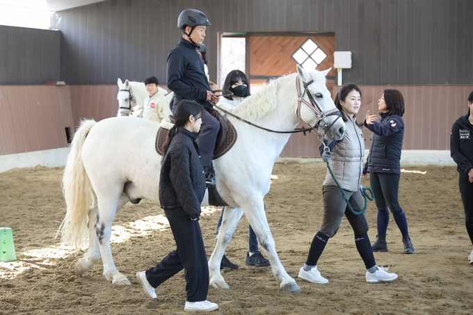 한국마사회의 실버힐링승마 강습현장 모습. (사진=한국마사회 제공)