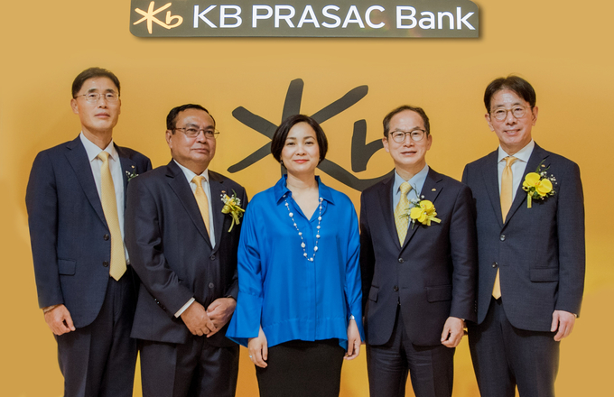 (왼쪽부터) 김현종 KB프라삭은행 부행장, 옴쌈은 KB프라삭은행장, 찌아 세레이 캄보디아 중앙은행 총재, 양종희 KB금융그룹 회장, 이재근 KB국민은행장이 KB프라삭은행 그랜드 오프닝 행사에서 기념촬영을 하고 있다. (사진=KB국민은행 제공)