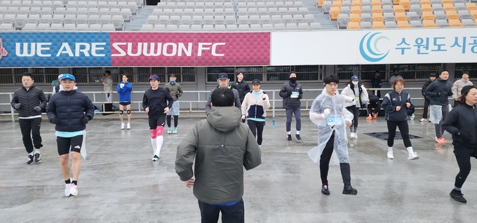  25일 ‘2024경기수원국제하프마라톤’ 대회에 앞서 몸을 풀고 있는 물리치료사 염정규 씨와 ‘MSRC 러닝크루’ 멤버들. (사진=마라톤 특별취재팀)