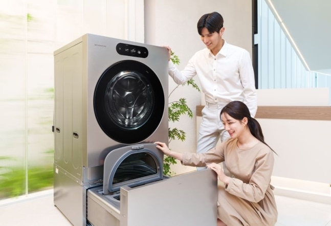 LG전자 모델이 LG베스트샵 강남본점에서 세탁부터 건조까지 한 번에 끝내는 'LG 시그니처 세탁건조기'의 미니워시를 살펴보고 있다. (사진=LG전자 제공)