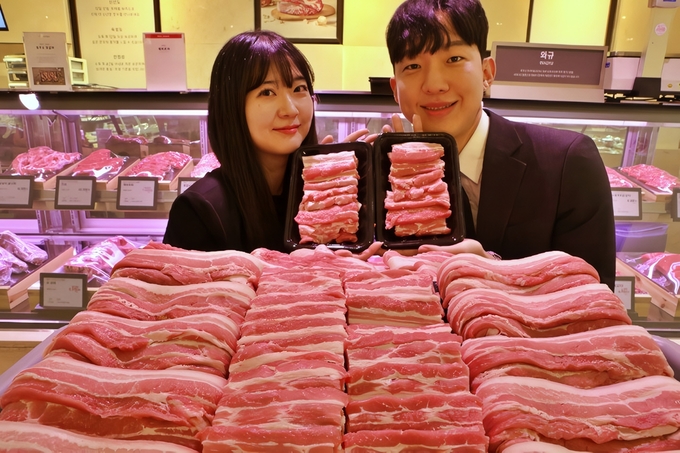 롯데백화점 본점 지하 1층 식품관에서 '제주돼지 삼겹살'을 홍보하는 모델들. (사진=롯데쇼핑 제공) 