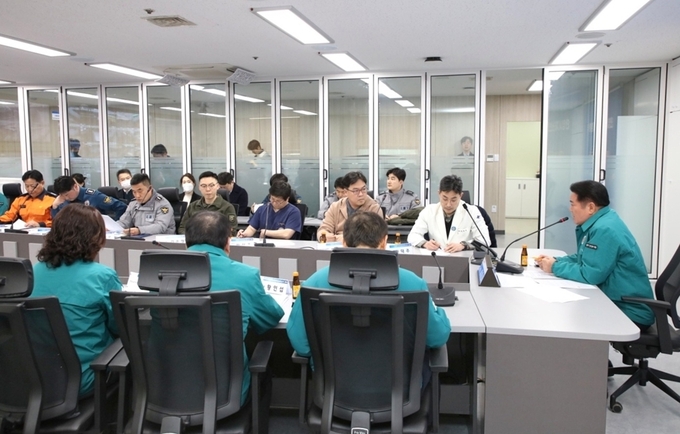 최대호 안양시장이 재난안전대책본부 회의를 주재하고 있다. (사진=안양시 제공)