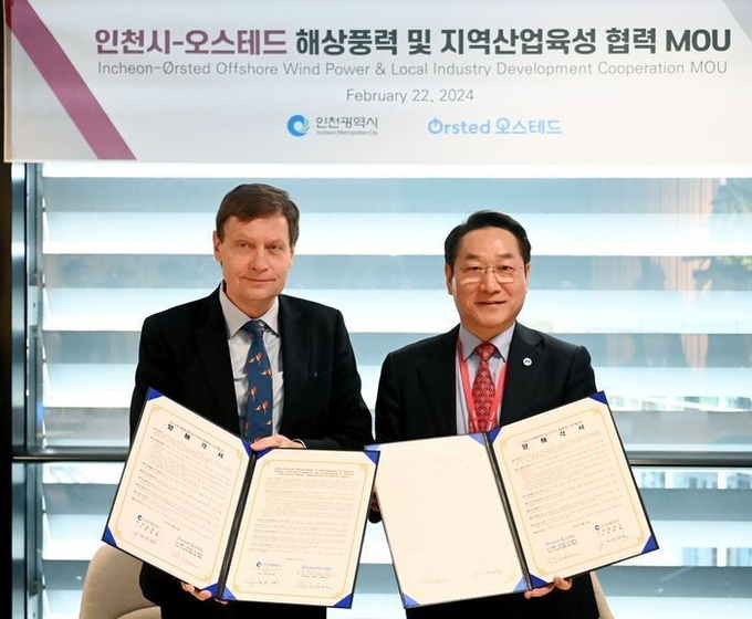 현지 시간 22일 덴마크 코펜하겐 오스테드 본사에서 유정복 인천시장(오른쪽)과 토마스 투너 앤더슨 오스테드 이사회 의장과 업무협약을 체결한 뒤 기념촬영하고 있다. ( 사진 = 인천시 제공 ) 