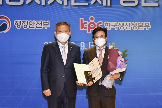행정안전부로부터 생산성 대상을 받은 김병수 시장이 이상민 장관과 기념사진을 짝고 있다.(사진=김포시청 제공)<br>
