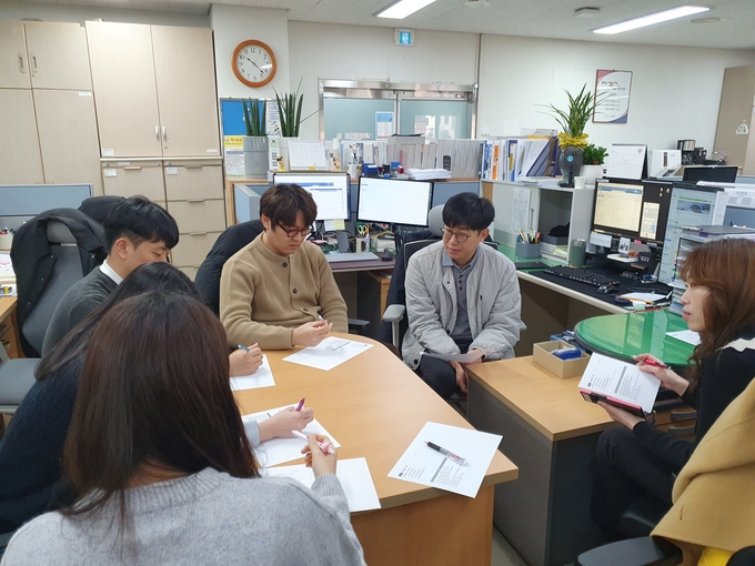  부서내 계약1,2팀 주간회의를 운영하고 있다.. (사진=김포시제공)<br>
