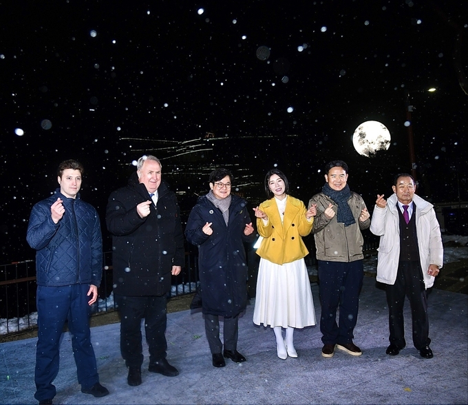 애기봉평화생태공원에서 열린 '달빛 레이저쇼'에서 (왼쪽부터)알비올 안드레스 홍보대사, 인요한 홍보대사, 김병수 김포시장, 가수 나비, 김인수 김포시의회 의장, 김형열 이북도민회장이 손을 들어 사랑을 표현하고 있다. (사진=김포시청 제공)