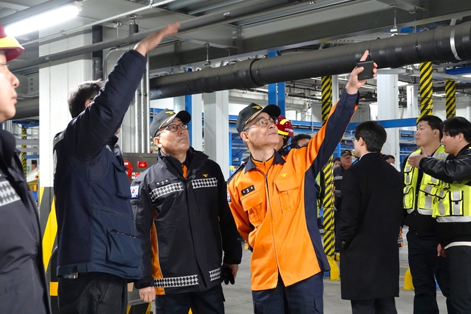 용인소방서와 소방청-경기본부 관계자들이 대형물류창고 현장안전점검에 나서고 있다. (사진=용인소방서 제공)
