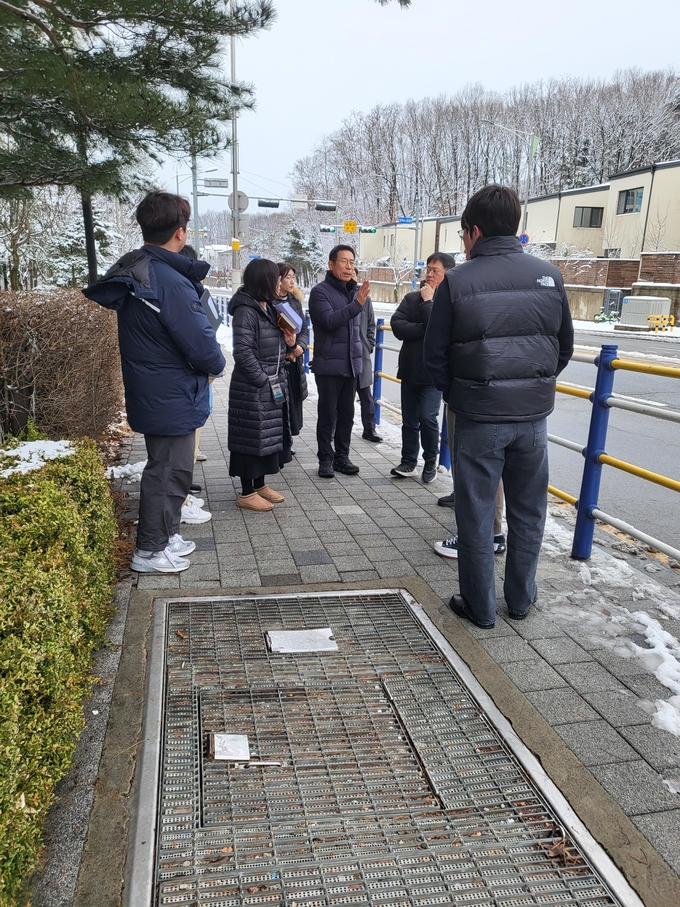 용인교육지원 관계자가 학교 밖 통학로 및 교통환경 합동 현장 점검을 실시하고 있다. (사진=용인교육지원청 제공)