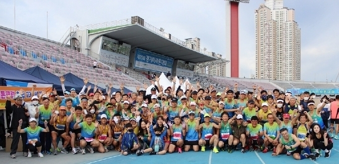 25일 수원종합운동장에서 열린 ‘2024 경기수원국제하프마라톤대회’에 369명이 참가해 최다 참가 단체가 된 ‘수원마라톤클럽’ 회원들이 기념사진을 찍고 있다. (사진=수원마라톤클럽 제공)