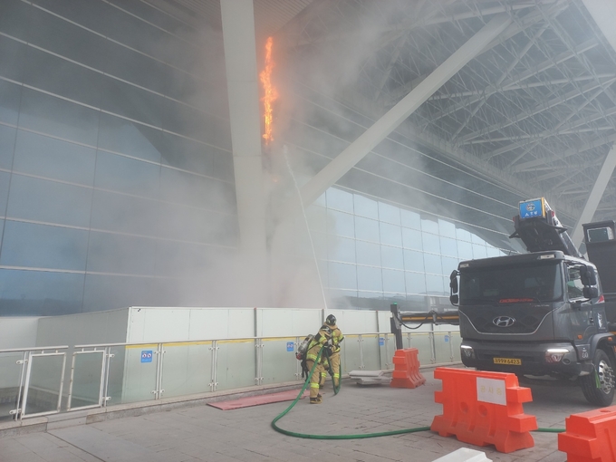 지난 24일 오후 3시 10분쯤 인천 중구 운서동 인천국제공항 제2여객터미널 3층 출국장 1번 게이트에서 불이 나 소방당국이 불을 끄고 있다. ( 사진 = 인천소방본부 제공 )