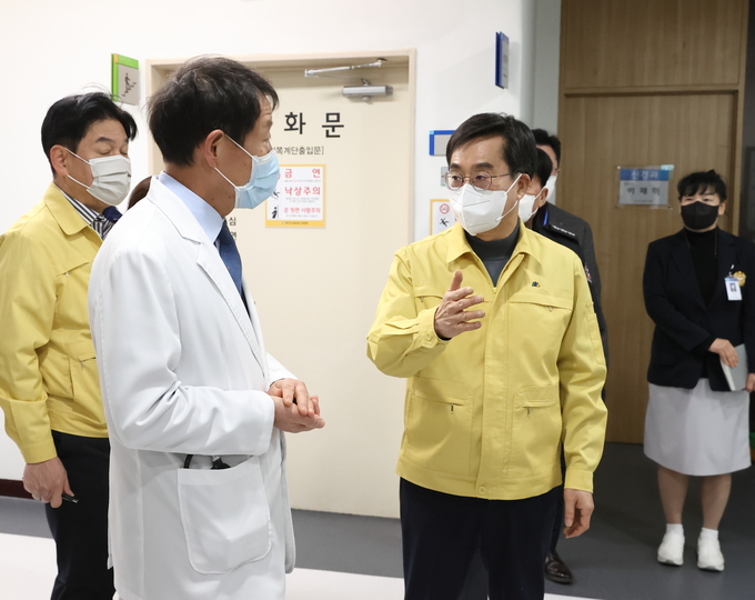 지난 24일 김동연 경기도지사가 비상진료체계를 가동 중인 경기도의료원 수원병원의 진료상황을 둘러보고 있다. (사진=경기도 제공)
