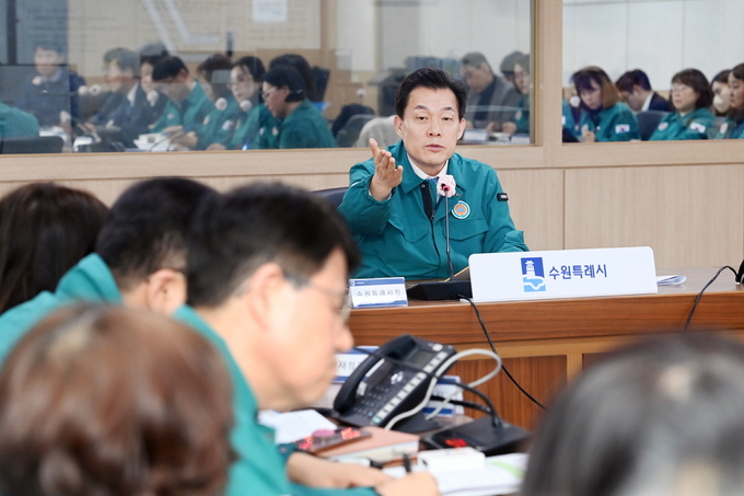 지난 23일 재난안전대책본부 회의에서 발언하는 이재준 수원시장. (사진=수원시 제공)