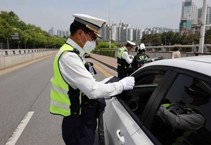  교통단속에 나선 경찰관. (사진=수원중부경찰서 제공)