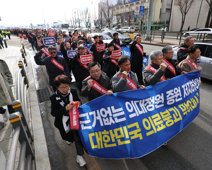  25일 대한의사협회 비상대책위원회 등이 정부의 의대 정원 증원 정책을 저지하고자 대통령실로 행진하는 모습. (사진=연합뉴스 제공)