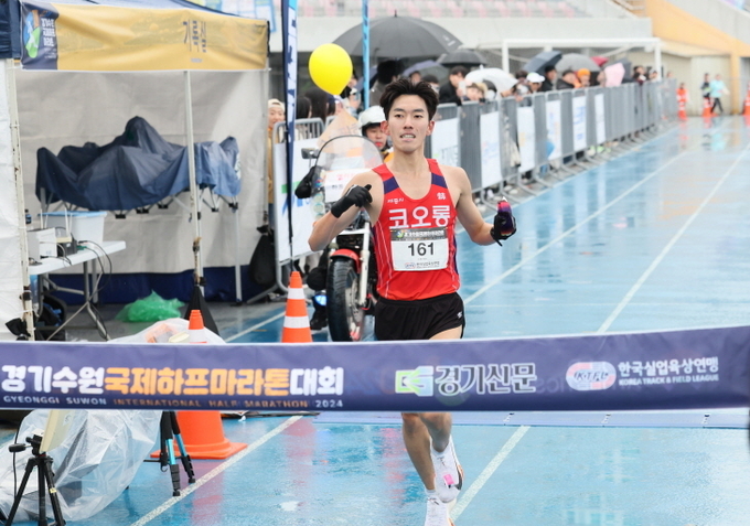 25일 수원종합운동장에서 열린 2024 경기수원국제하프마라톤대회에서 국제부문과 국내 남자 엘리트 하프 부문에 우승을 차지한 박민호(코오롱)가 결승선을 통과하고 있다. (사진=마라톤 특별취재팀)