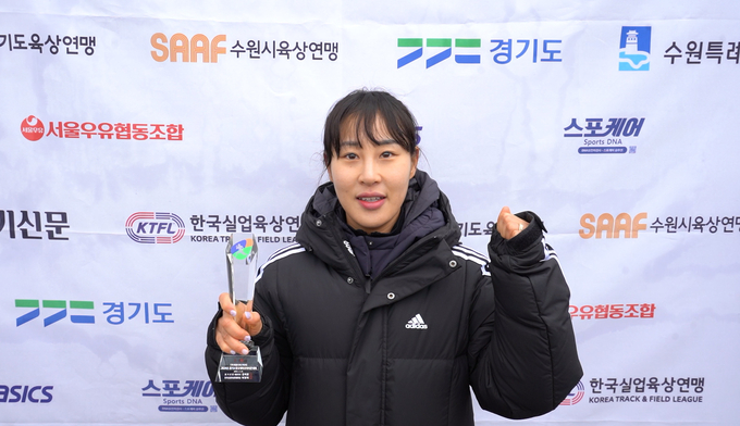 25일 수원종합운동장에서 열린 '2024 경기수원국제하프마라톤대회' 하프코스에서 엘리트 부문 여자 우승을 차지한 임예진(충주시청)이 기념촬영을 하고 있다. (사진=마라톤 특별취재팀)
