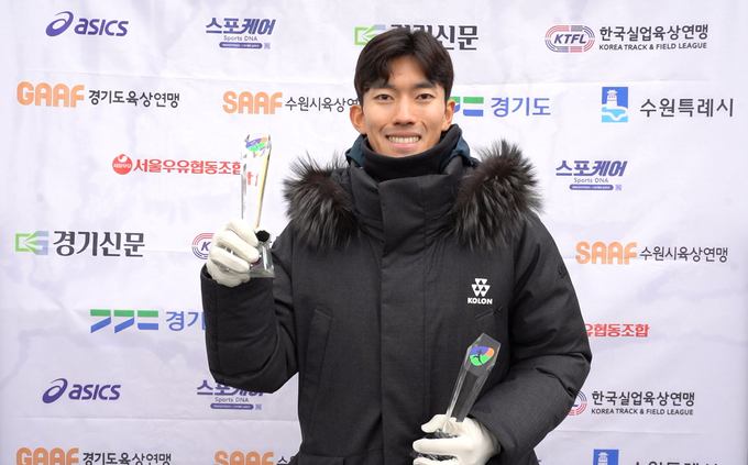 25일 수원종합운동장에서 열린 2024 경기수원국제하프마라톤대회에서 국제부문과 국내 남자 엘리트 하프 부문에 우승을 차지한 박민호(코오롱)가 우승 트로피를 들고 기념사진을 찍고 있다. (사진=마라톤 특별취재팀)