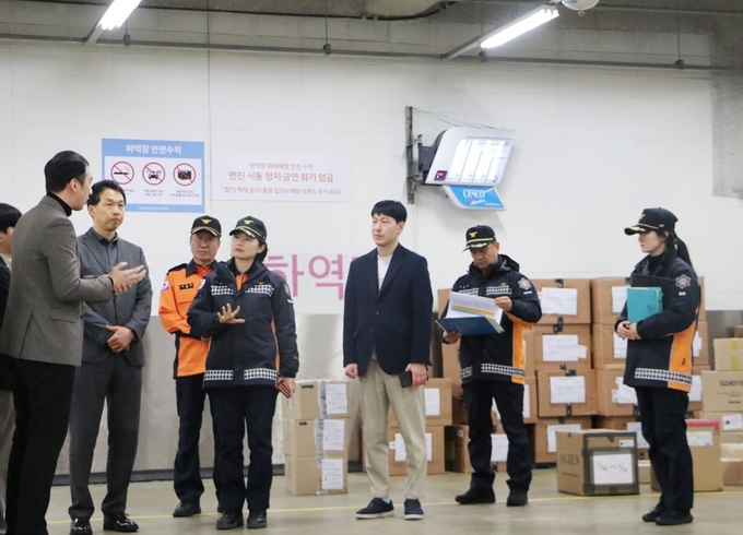 김포소방서 한선 서장이 김포 고촌 현대프리미엄 아웃렛 김포점을 찾아 화재 위험 요인에 대한 설명을 하고 있다. (사진=김포소방서 제공)
