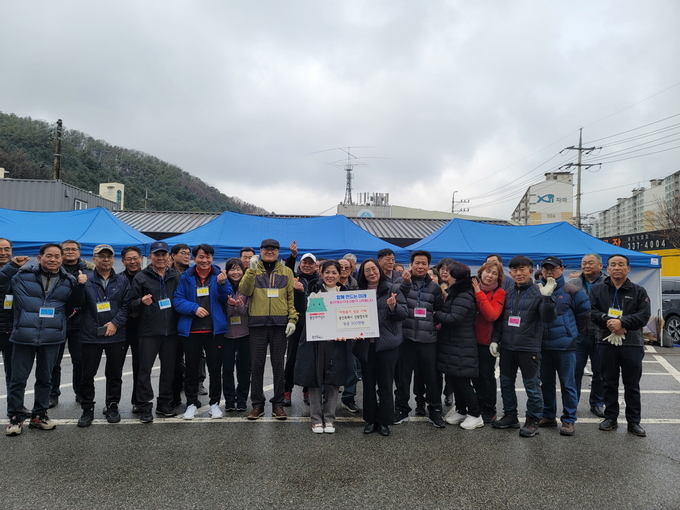 용인특례시 강원향우회가 시에 이웃돕기 성금 300만 원을 기탁하고 있다. (사진=용인시 제공)